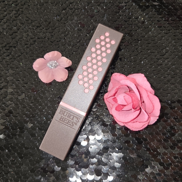 Burt's Bees 100% Natural Moisturizing Satin Lipstick NWT - Picture 2 of 8
